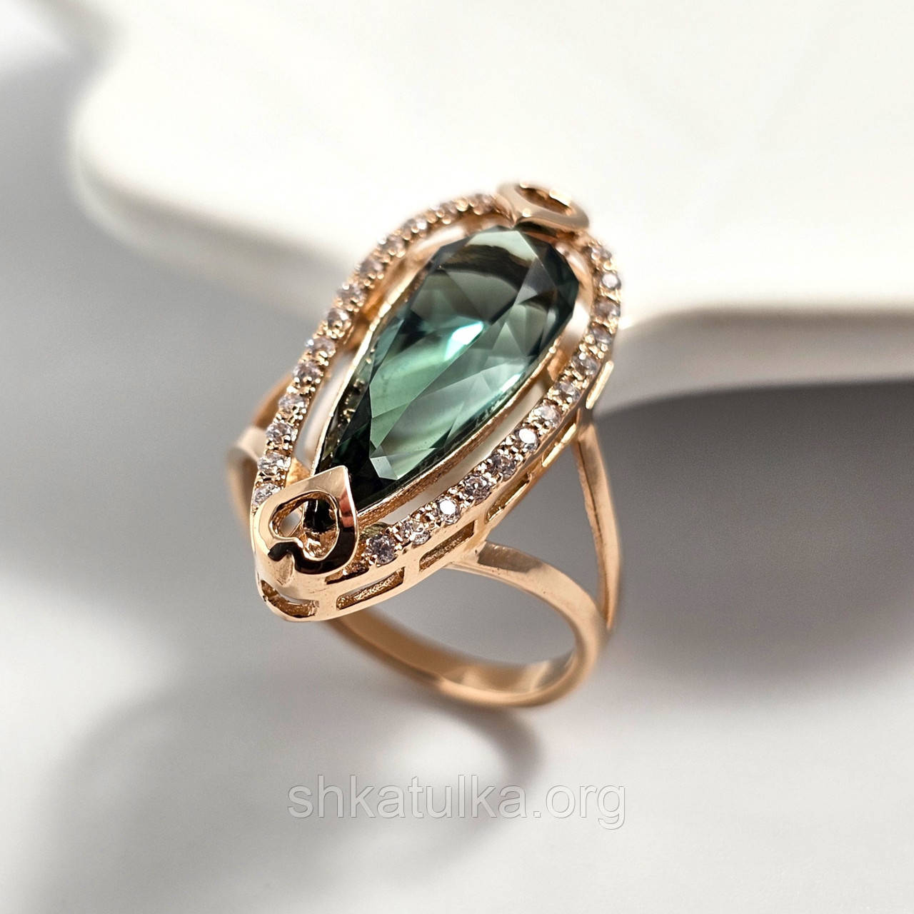 Золоте кільце з зеленим кварцом крапля і білими фіанітами 18