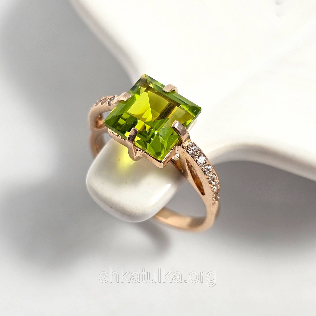 Золоте кільце з зеленим хризолітом і фіанітами 17