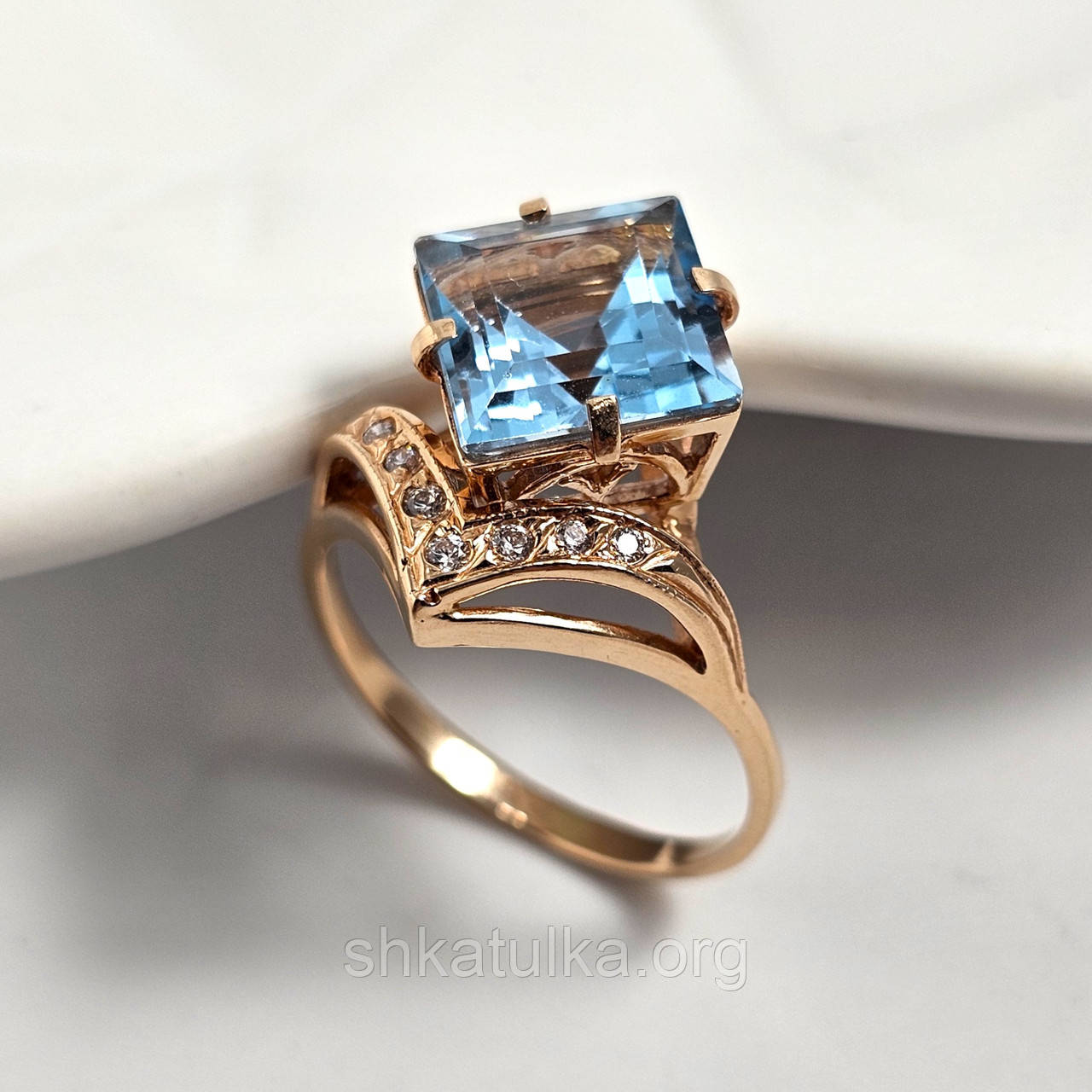Каблучка золота жіноча з топазом і фіанітами 18.5