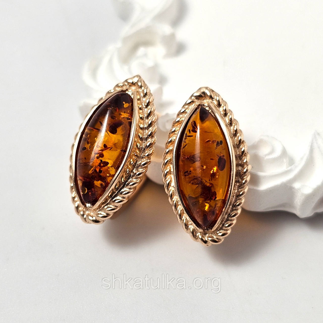 Сережки золоті з бурштином овальним каменем жіночі