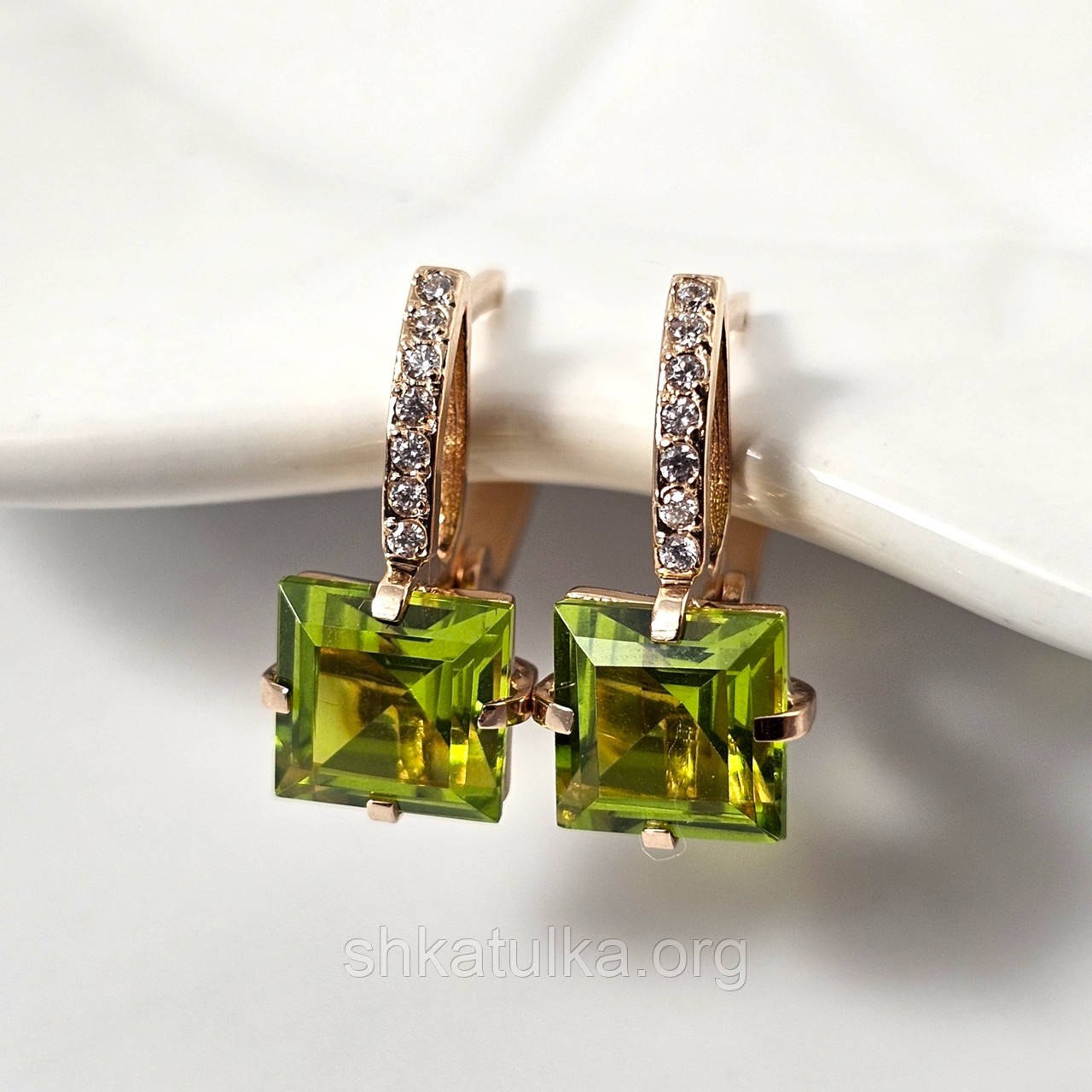 Сережки золоті з хризолітом і білими каменями фіаніту