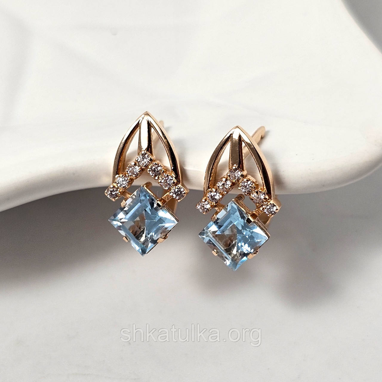 Сережки золоті з блакитним топазом і фіанітами білого кольору