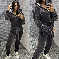 Стильний жіночий велюровий комбінезон