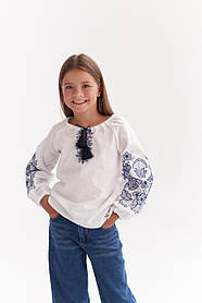 Біла вишиванка для дівчинки із синім орнаментом