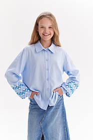 Дитяча стильна вишиванка в блакитному кольорі для дівчинки з вишивкою на рукавах