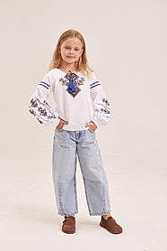 Дитяча стильна вишиванка в білому кольорі для дівчинки з вишивкою орнамент