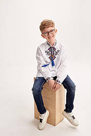 Модна біла вишиванка на хлопчика з вишивкою на грудях орнамент