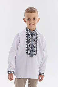 Біла вишиванка із сірою вишивкою орнаменту для хлопчика