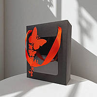 Коробка подарункова з пакетом (210х160х70мм.) чорна з червоними метеликами