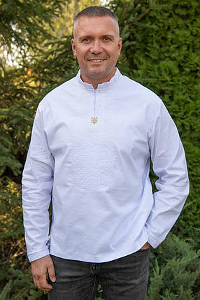 Чоловіча сорочка вишиванка з білою вишивкою та золотим тризубом у стриманому діловому стилі, фото 1