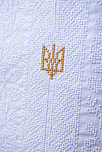 Чоловіча сорочка вишиванка з білою вишивкою та золотим тризубом у стриманому діловому стилі, фото 2