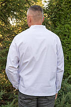 Чоловіча сорочка вишиванка з білою вишивкою та золотим тризубом у стриманому діловому стилі, фото 3