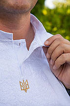 Чоловіча сорочка вишиванка з білою вишивкою та золотим тризубом у стриманому діловому стилі, фото 4