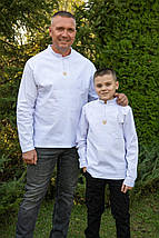 Чоловіча сорочка вишиванка з білою вишивкою та золотим тризубом у стриманому діловому стилі, фото 5