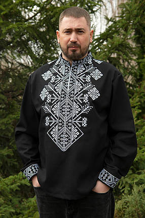 Чорна етносорочка для чоловіка з білою вишивкою у геометричному стилі на тканині з домішками льону, фото 1