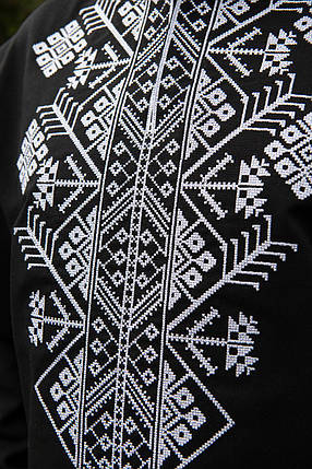 Чорна етносорочка для чоловіка з білою вишивкою у геометричному стилі на тканині з домішками льону, фото 2