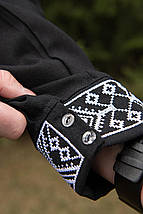 Чорна етносорочка для чоловіка з білою вишивкою у геометричному стилі на тканині з домішками льону, фото 3