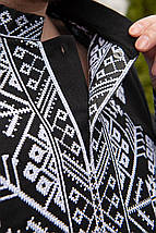 Чорна етносорочка для чоловіка з білою вишивкою у геометричному стилі на тканині з домішками льону, фото 4