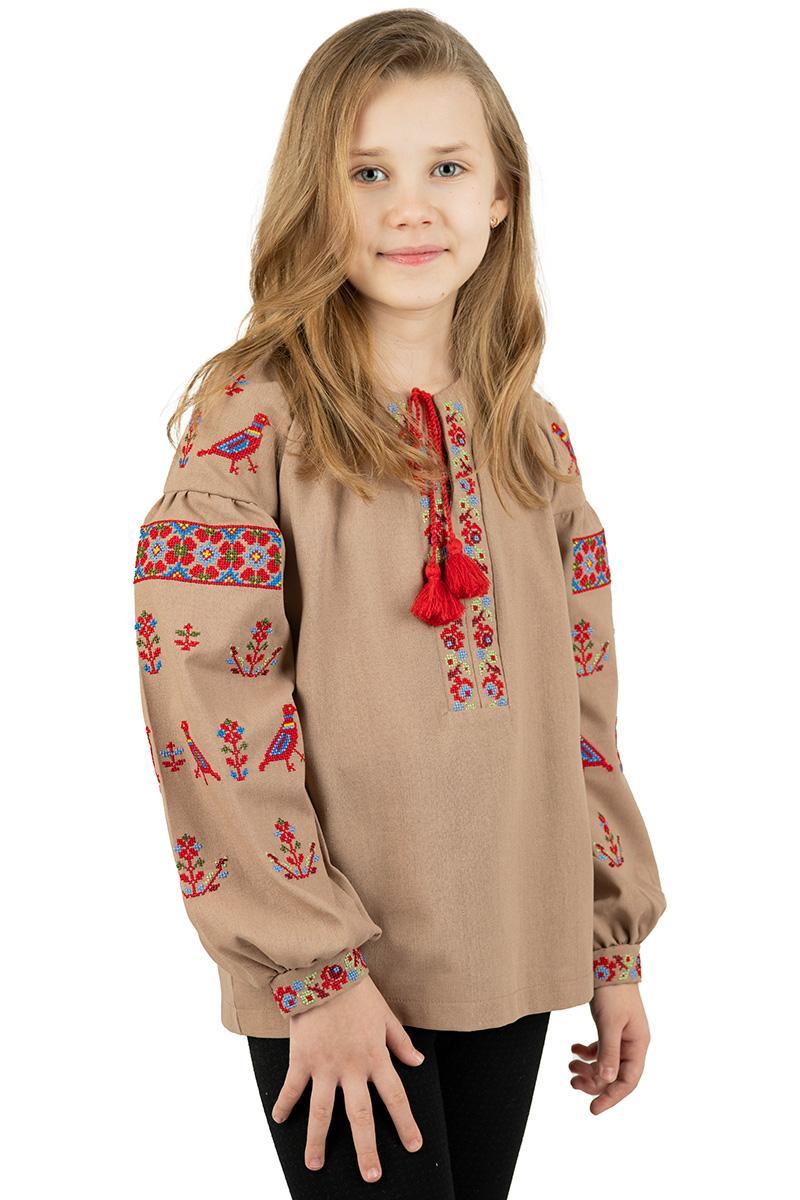 Дитяча вишиванка пісочного кольору з червоно-блакитною вишивкою пташок і квітів для дівчинки