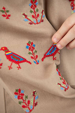 Дитяча вишиванка пісочного кольору з червоно-блакитною вишивкою пташок і квітів для дівчинки, фото 2