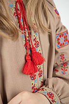 Дитяча вишиванка пісочного кольору з червоно-блакитною вишивкою пташок і квітів для дівчинки, фото 3