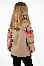 Дитяча вишиванка пісочного кольору з червоно-блакитною вишивкою пташок і квітів для дівчинки, фото 4