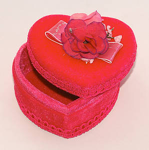 Скринька у формі серця з трояндочкою
