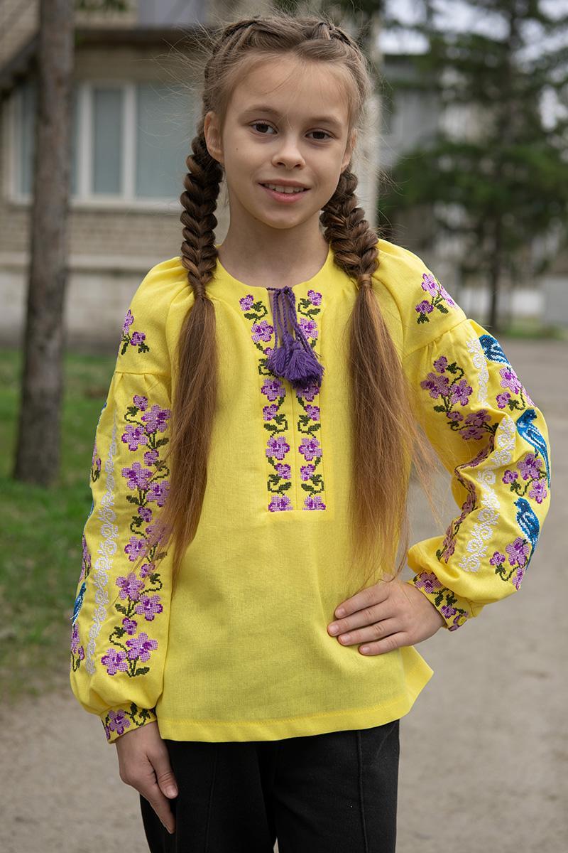 Дитяча вишиванка жовта з хрестиком фіолетові квіти і птахи розміри 110 116 122 128 134 140 146 152 158 164