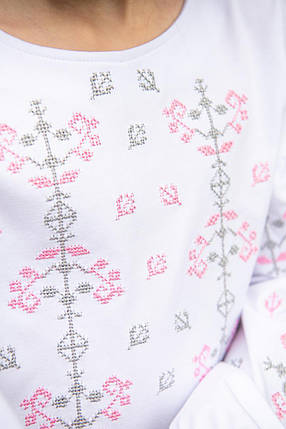 Дитячий білий лонгслів блуза з рожево-сірою вишивкою хрестиком розміри 110–164, фото 2