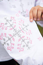 Дитячий білий лонгслів блуза з рожево-сірою вишивкою хрестиком розміри 110–164, фото 3