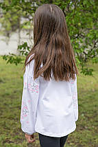 Дитячий білий лонгслів блуза з рожево-сірою вишивкою хрестиком розміри 110–164, фото 4