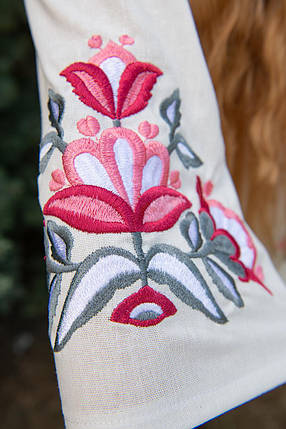 Вишиванка для дівчинки з льону з пишною гладдю на рукавах і грудях розміри 110–164, фото 3