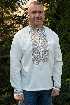 Чоловіча вишиванка молочного кольору з коричневим етноорнаментом із геометрією на довгий рукав S–5XL, фото 1