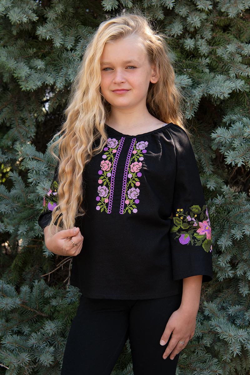 Святкова вишиванка для дівчинки з хрестиковою вишивкою квітів чорна блуза розміри 110–164
