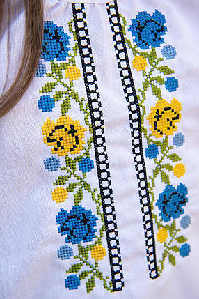 Біла вишита блуза для дівчинки з хрестиковою вишивкою у жовто-блакитних кольорах розміри 110–164, фото 2