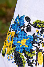 Біла вишита блуза для дівчинки з хрестиковою вишивкою у жовто-блакитних кольорах розміри 110–164, фото 3