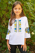 Біла вишита блуза для дівчинки з хрестиковою вишивкою у жовто-блакитних кольорах розміри 110–164, фото 4