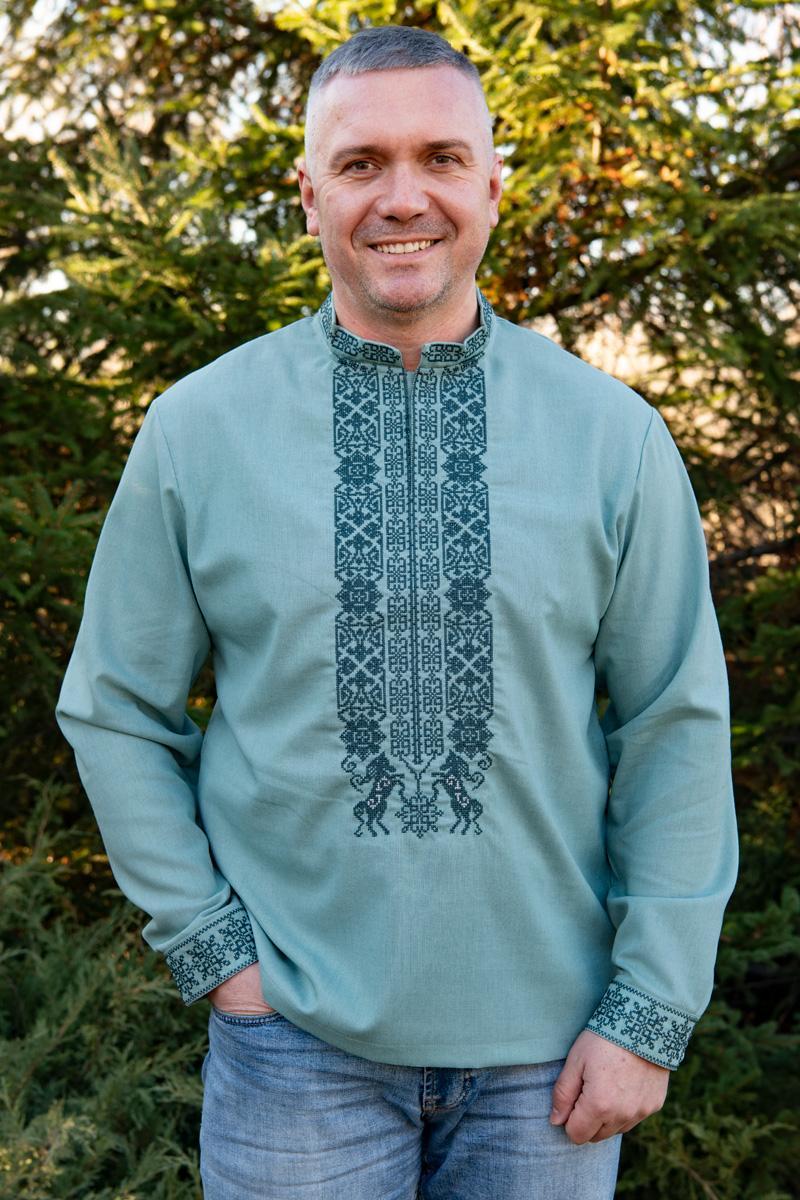 Чоловіча лляна вишиванка м'ятного кольору з вишивкою коней геометричні обереги розміри S–5XL