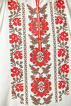 Дитяча вишиванка молочного кольору з червоною вишивкою троянд і геометрією розміри 110–164, фото 3