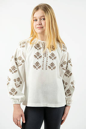 Вишиванка для дівчинки молочного кольору з коричневою геометричною вишивкою 110–164 розмірів, фото 1