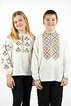 Вишиванка для хлопчика молочного кольору з геометричною вишивкою хрестиком довгий рукав 110–164, фото 5