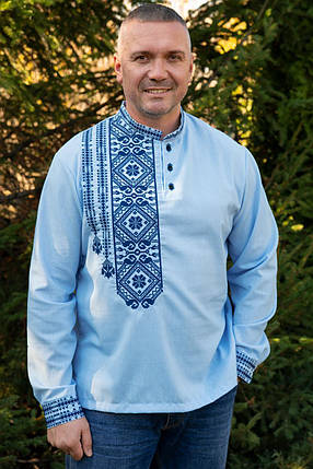 Блакитна чоловіча вишиванка з асиметричною синьою вишивкою льон довгий рукав розміри M–5XL, фото 1