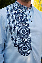 Блакитна чоловіча вишиванка з асиметричною синьою вишивкою льон довгий рукав розміри M–5XL, фото 3