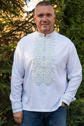 Чоловіча біла вишиванка зі світло-сірою вишивкою жовті та блакитні акценти льон розміри M–5XL, фото 1