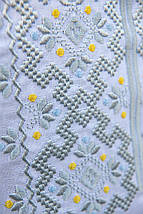 Чоловіча біла вишиванка зі світло-сірою вишивкою жовті та блакитні акценти льон розміри M–5XL, фото 2