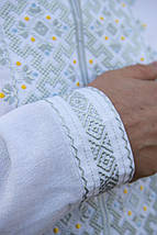 Чоловіча біла вишиванка зі світло-сірою вишивкою жовті та блакитні акценти льон розміри M–5XL, фото 3