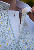 Чоловіча біла вишиванка зі світло-сірою вишивкою жовті та блакитні акценти льон розміри M–5XL, фото 4