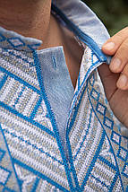 Чоловіча вишиванка джинсового кольору з геометричним орнаментом хрестиком розміри S–5XL, фото 3