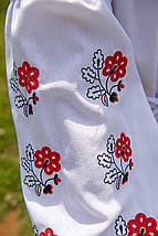Вишита сукня для дівчинки з червоно-чорними квітами 122–164 розмір біла з пояском, фото 2