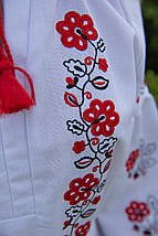 Вишита сукня для дівчинки з червоно-чорними квітами 122–164 розмір біла з пояском, фото 3
